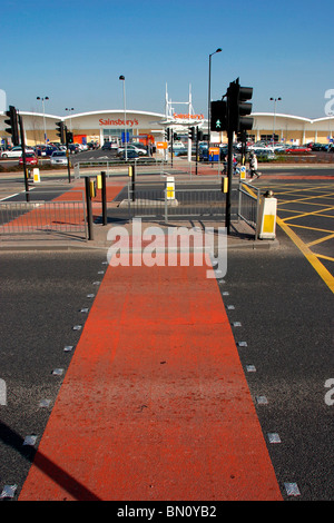 London Road, Stockport, Cheshire, England-Verkehr, Fußgänger "Pelikan" Kreuzung außerhalb Hazel Grove Sainsbury Supermarkt Stockfoto