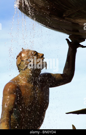 Der Triton-Brunnen, Valletta, Malta. Wasser auf den Kopf einer Statue, die aus griechischen Meer Gott Triton taumeln Stockfoto