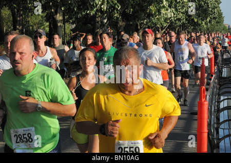 Eine Spendenaktion Rennen der American Heart Association zog Tausende von Läufern auf einen heißen, sommerlichen Tag in Manhattan. Stockfoto