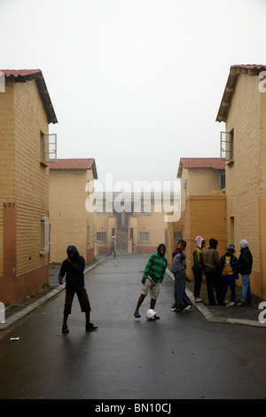 Kinder spielen Fußball in der Straße, Langa township Stockfoto