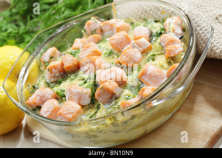 Lachs-Quiche in Glas-Auflauf Stockfoto