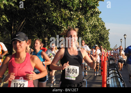 Eine Spendenaktion Rennen der American Heart Association zog Tausende von Läufern auf einen heißen, sommerlichen Tag in Manhattan. Stockfoto