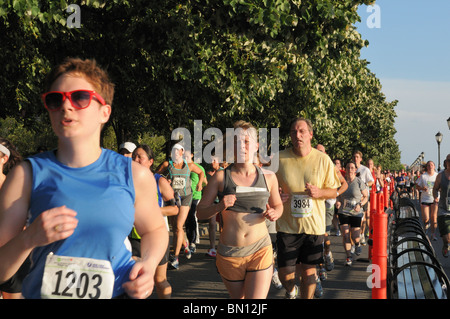 Eine Spendenaktion Rennen der American Heart Association zog Tausende von Läufern auf einen heißen, sommerlichen Tag in Manhattan. Stockfoto