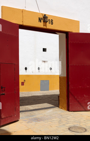 Die Stallungen auf der Plaza de Toros De La Real Maestranza Sevilla Stierkampfarena Andalusien Spanien Europa Stockfoto