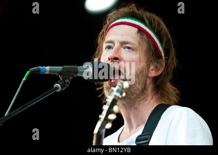 Thom York, Ehrengast bei Glastonbury 2010 die live und in ein Mikrofon singen Stockfoto