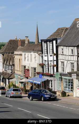 Fachwerk-Gebäude auf der High Street Burford Oxforshire bekannt als das Tor zu den Cotswolds eine beliebte Touristenregion Stockfoto