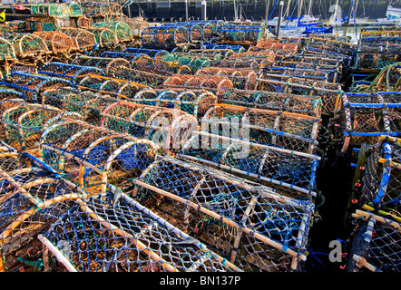 Hummer-Töpfe gestapelt auf einem Kai am Fischerhafen Stockfoto