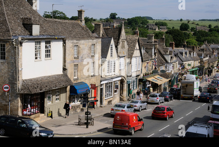 Historische Gebäude auf der High Street Burford Oxfordshire, bekannt als das Tor zu den Cotswolds-Oxfordshire-England Stockfoto