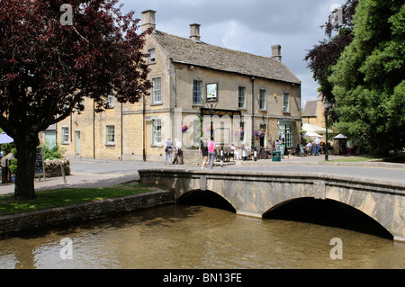 Bourton auf dem Wasser und der Kingsbridge Inn mit Blick auf den Fluss Windrush Gloucestershire England UK Stockfoto