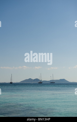 Ein Blick auf Pollenca Bucht Blick nach Süden nach Alcudia vom Strand von Formentor, Mallorca Spanien 2010 Stockfoto