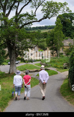 Touristen in oberen Schlachten eine beliebte Dorf am Fluss steht auf dem River Windrush in Gloucestershire, England UK Stockfoto