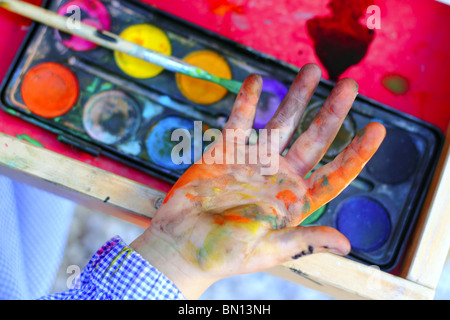 Künstler-Kinder malen Aquarell Pinsel selbst schmutzige Hände Stockfoto