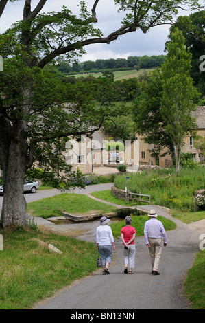 Touristen in oberen Schlachten eine beliebte Dorf am Fluss steht auf dem River Windrush in Gloucestershire, England UK Stockfoto