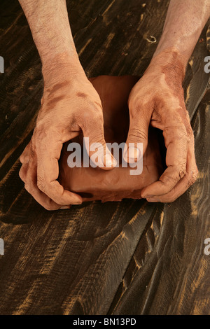 Künstler Mannhände arbeiten roten Ton erstellen Handwerk Kunst Stockfoto