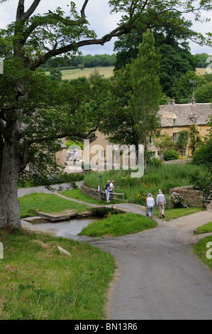 Touristen in oberen Schlachten eine beliebte Dorf am Fluss steht auf dem River Windrush in Gloucestershire, England UK Stockfoto