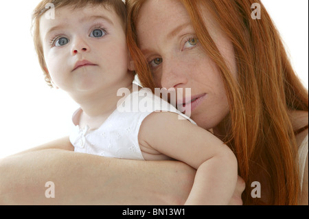 Baby Brünette und Rothaarige Mutter Liebe Umarmung auf weiß Stockfoto