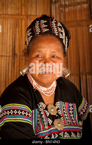 Frau in traditioneller Kleidung bei Baan Tong Luang Dorf der Hmong Leute in ländlichen Chiang Mai, Thailand. Stockfoto