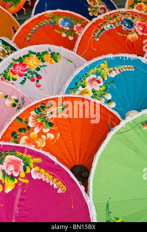 Handbemalte Umpbrellas zum Verkauf an Speicher in Chiang Mai, Thailand. Stockfoto