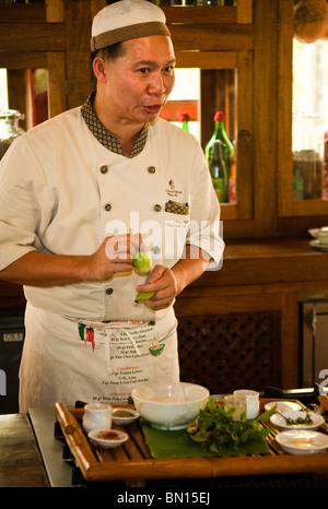 Küchenchef Srichan Pitak führt die Thai Kochkurs im Four Seasons Resort in Chiang Mai, Thailand. Stockfoto