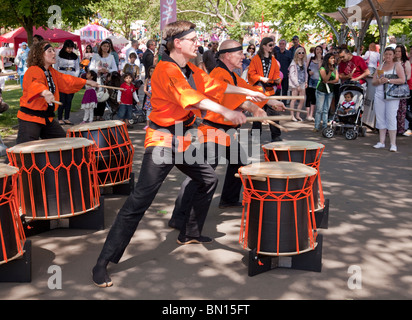 Mugenkyo Taiko Trommler (Lanark basierende Japanisches Trommeln) erklingt im Freien in der Glasgow Mela 2010 in Kevingrove Park. Stockfoto