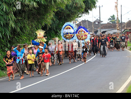 Begräbnis-Prozession statt in einem kleinen Dorf in der Nähe von Ubud, Bali. Stockfoto