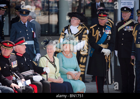 Großbritanniens Prinz Charles nimmt den Gruß an die Armed Forces Day Parade im Stadtzentrum von Cardiff Stockfoto