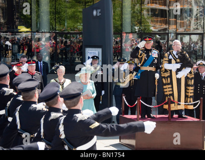 Großbritanniens Prinz Charles nimmt den Gruß an die Armed Forces Day Parade im Stadtzentrum von Cardiff Stockfoto