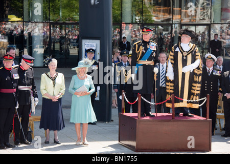 Großbritanniens Prinz Charles nimmt den Gruß an die Armed Forces Day Parade im Stadtzentrum von Cardiff Stockfoto