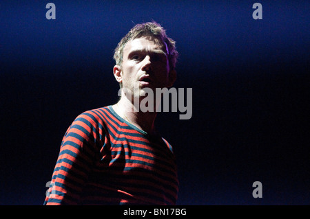 Damon Albarn Coschöpfer von Gorillaz, die live auf der Bühne der Pyramide am Glastonbury Festival 2010 Stockfoto