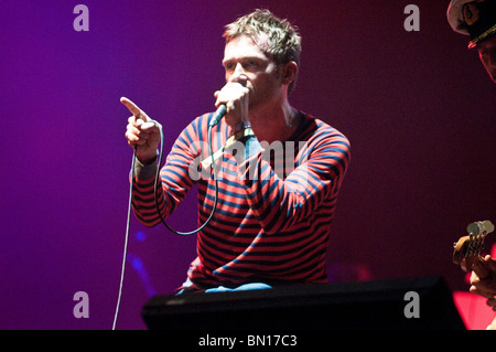 Damon Albarn Coschöpfer von Gorillaz, die live auf der Bühne der Pyramide am Glastonbury Festival 2010 Stockfoto