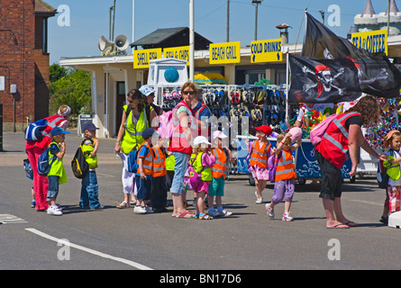 Schülerinnen und Schüler an einem Tag Reise nach Littlehampton West Sussex England Stockfoto