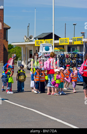 Schülerinnen und Schüler an einem Tag Reise nach Littlehampton West Sussex England Stockfoto