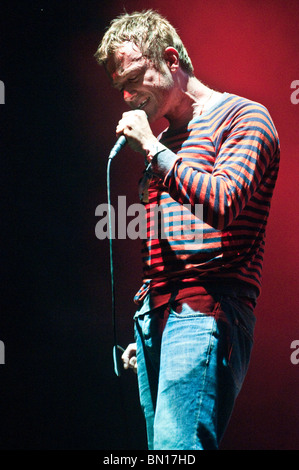 Damon Albarn Coschöpfer von Gorillaz, die live auf der Bühne der Pyramide am Glastonbury Festival 2010 Stockfoto