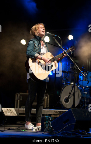 Laura Marling die live auf der Park-Bühne am Glastonbury 2010 Stockfoto