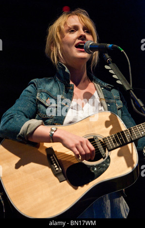 Laura Marling die live auf der Park-Bühne am Glastonbury 2010 Stockfoto