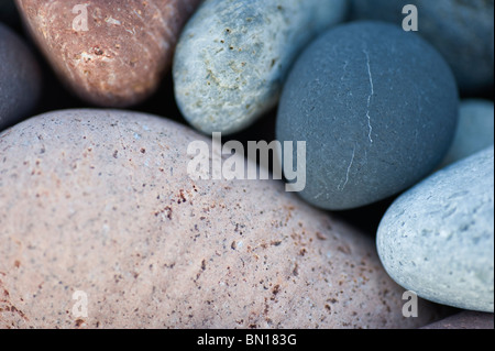 Nahaufnahme von Kiesel am Strand von Criccieth auf Lleyn Halbinsel North Wales Uk Stockfoto