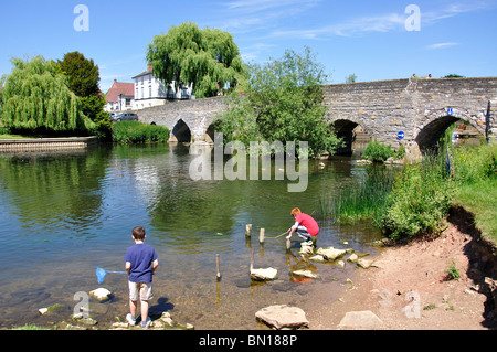 Alte Steinbrücke über den Fluss Avon, Bidford-on-Avon, Warwickshire, England, Vereinigtes Königreich Stockfoto