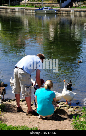 Familie füttern Enten am Fluss Avon, Bidford-on-Avon, Warwickshire, England, Vereinigtes Königreich Stockfoto