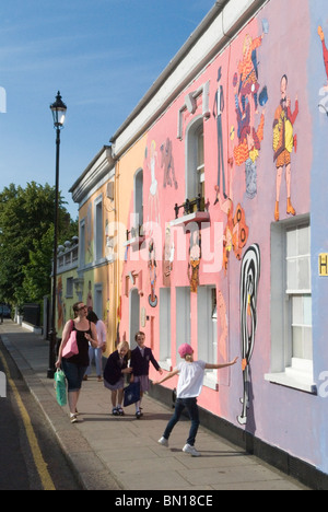 Familienmutterkinder gehen zur Schule, vorbei am Chelsea Arts Club London. Umgestaltung ihres Gebäudes in der Old Church Street Kunstwerk Wandmalereien von Tony Common. Temporäres Wandgemälde 2010, 2010er Jahre England HOMER SYKES Stockfoto