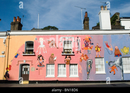 Chelsea Arts Club London hat sein Gebäude in der Old Church Street Wandmalereien von Tony Common neu gestaltet. Temporäres Wandgemälde HOMER SYKES Stockfoto