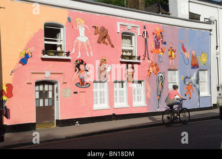 Chelsea Arts Club London Wandrenovierung ihres Gebäudes in der Old Church Street Kunstwerk Wandmalereien von Tony Common. Temporäres Wandgemälde HOMER SYKES Stockfoto