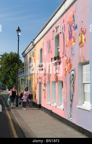 Familienmutterkinder gehen zur Schule, vorbei am Chelsea Arts Club London. Umgestaltung ihres Gebäudes in der Old Church Street Kunstwerk Wandmalereien von Tony Common. Temporäres Wandgemälde 2010, 2010er Jahre HOMER SYKES Stockfoto