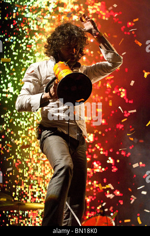 Die Flaming Lips lead-Sänger Wayne Coyne live auf der anderen Bühne bei Glastonbury 2010 Stockfoto