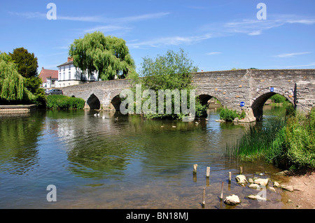 Alte Steinbrücke über den Fluss Avon, Bidford-on-Avon, Warwickshire, England, Vereinigtes Königreich Stockfoto