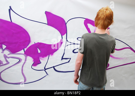 Heranwachsenden Teenager Anwendung Graffiti Stockfoto
