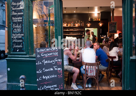 Paris, Frankreich, Gruppe von Freunden in der Urlaubsstadt [Hinten], Menschen essen im Pariser Bistro-Restaurant im Marais-Viertel, mit handgeschriebenem Menü auf der Tafel draußen, authentischer französischer Lifestyle, Vintage, Tür offen Stockfoto