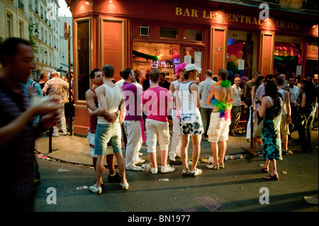 Paris, Frankreich, Menschen feiern nach LGTB Gay Pride im Marais-Viertel, Nacht, Lokale Gay Bars, Nacht, Le Central Bar, Vorne (jetzt geschlossen) Stockfoto