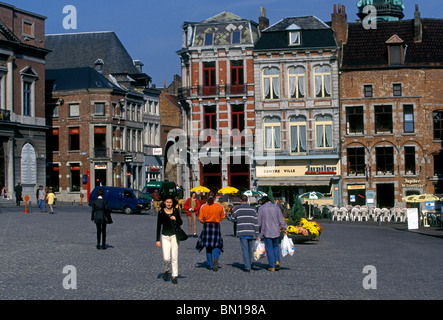 Passanten in Grand Place Stadt Mons wallonischen Region Belgien Europas Stockfoto