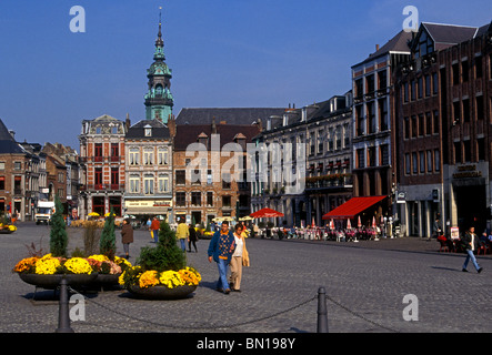 Passanten in Grand Place Stadt Mons wallonischen Region Belgien Europas Stockfoto