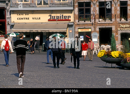 Belgische Passanten in Grand Place Stadt Mons wallonischen Region Belgien Europas Stockfoto